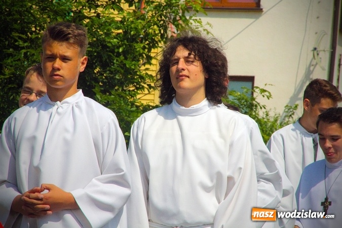 Zdjęcie w galerii na portalu naszwodzislaw.com: Wodzisław: setki wiernych na procesji Bożego Ciała. FOTORELACJA wiadomości z regionu