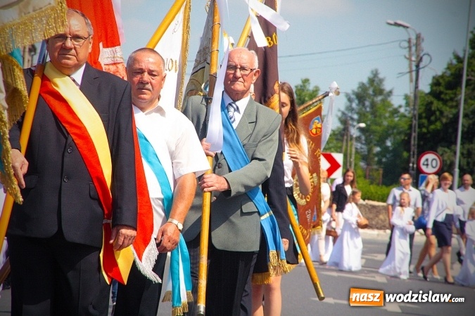 Zdjęcie w galerii na portalu naszwodzislaw.com: Wodzisław: setki wiernych na procesji Bożego Ciała. FOTORELACJA wiadomości z regionu