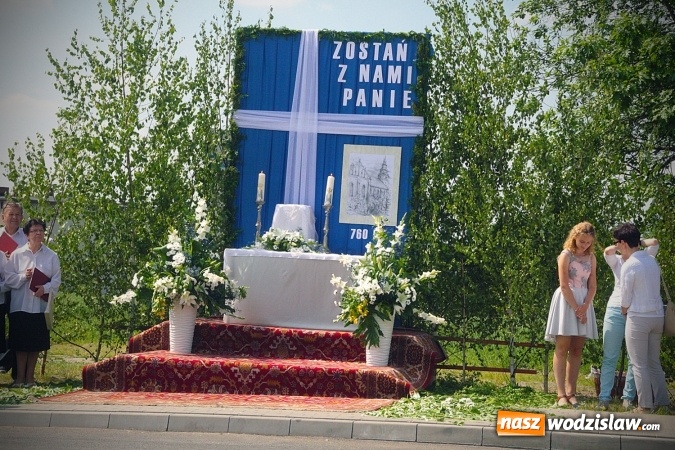 Zdjęcie w galerii na portalu naszwodzislaw.com: Wodzisław: setki wiernych na procesji Bożego Ciała. FOTORELACJA wiadomości z regionu