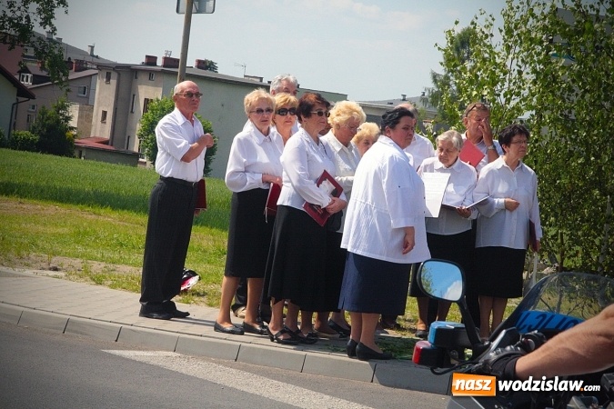 Zdjęcie w galerii na portalu naszwodzislaw.com: Wodzisław: setki wiernych na procesji Bożego Ciała. FOTORELACJA wiadomości z regionu