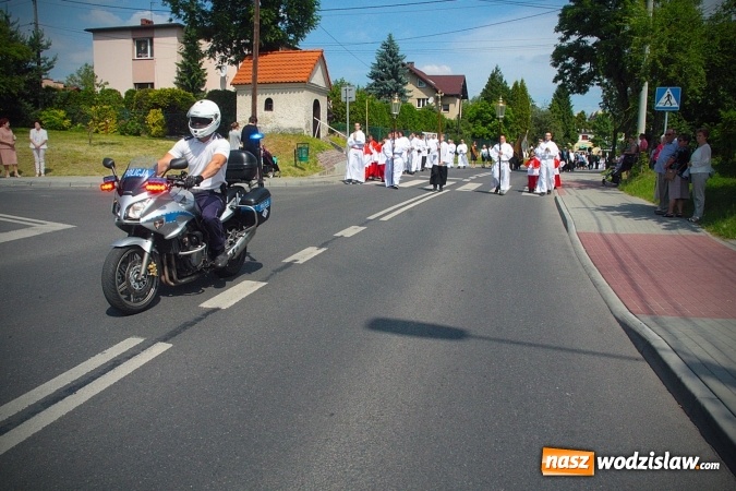 Zdjęcie w galerii na portalu naszwodzislaw.com: Wodzisław: setki wiernych na procesji Bożego Ciała. FOTORELACJA wiadomości z regionu