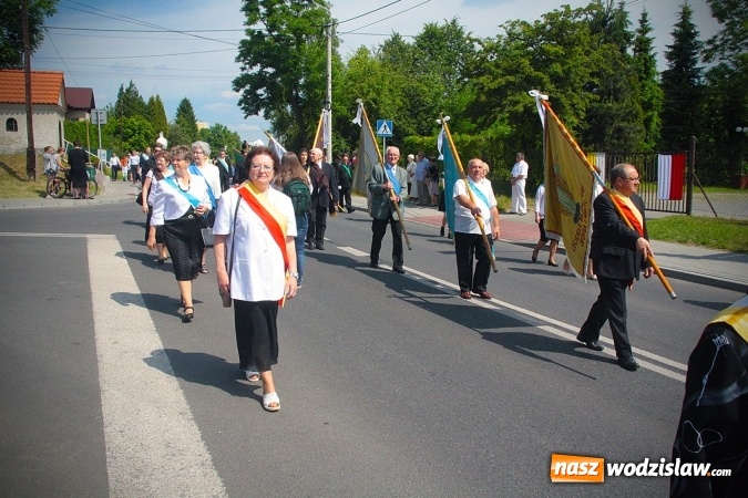 Zdjęcie w galerii na portalu naszwodzislaw.com: Wodzisław: setki wiernych na procesji Bożego Ciała. FOTORELACJA wiadomości z regionu