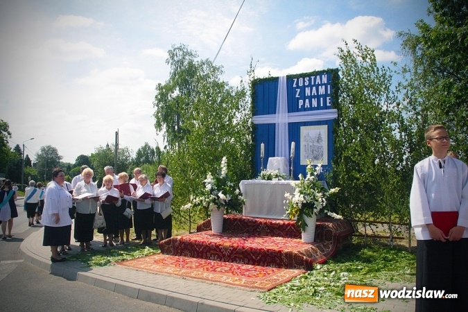 Zdjęcie w galerii na portalu naszwodzislaw.com: Wodzisław: setki wiernych na procesji Bożego Ciała. FOTORELACJA wiadomości z regionu