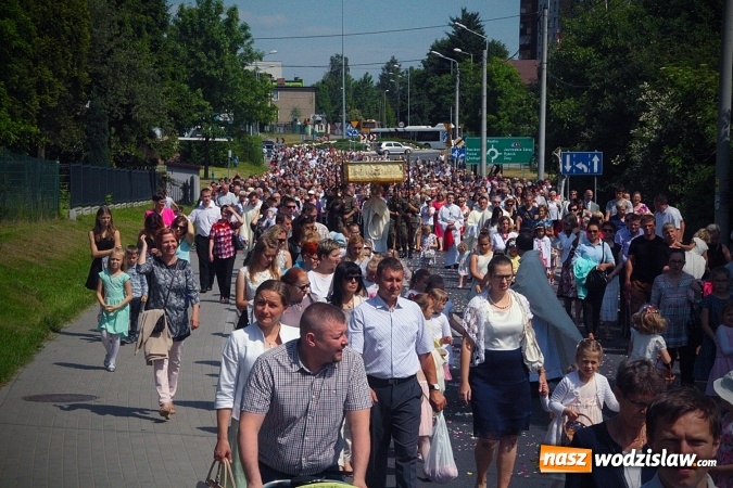 Zdjęcie w galerii na portalu naszwodzislaw.com: Wodzisław: setki wiernych na procesji Bożego Ciała. FOTORELACJA wiadomości z regionu