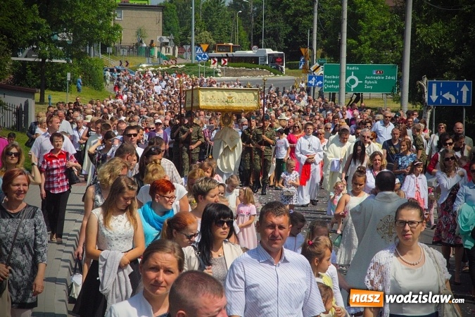 Zdjęcie w galerii na portalu naszwodzislaw.com: Wodzisław: setki wiernych na procesji Bożego Ciała. FOTORELACJA wiadomości z regionu