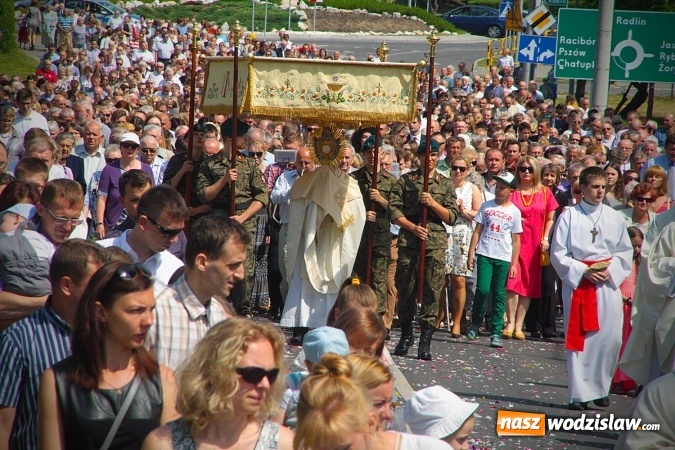 Zdjęcie w galerii na portalu naszwodzislaw.com: Wodzisław: setki wiernych na procesji Bożego Ciała. FOTORELACJA wiadomości z regionu