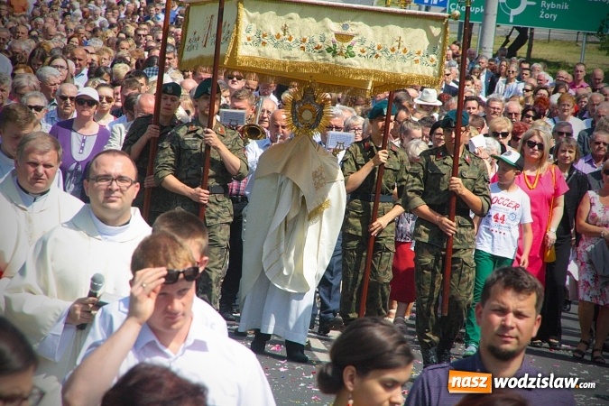 Zdjęcie w galerii na portalu naszwodzislaw.com: Wodzisław: setki wiernych na procesji Bożego Ciała. FOTORELACJA wiadomości z regionu