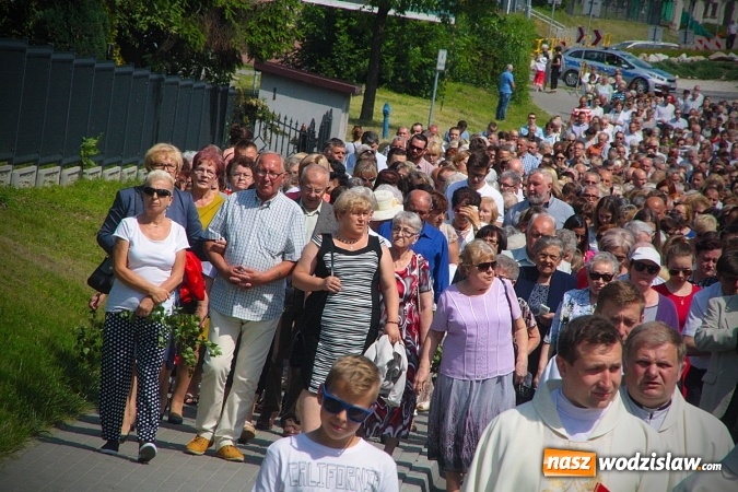 Zdjęcie w galerii na portalu naszwodzislaw.com: Wodzisław: setki wiernych na procesji Bożego Ciała. FOTORELACJA wiadomości z regionu