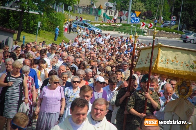 Zdjęcie w galerii na portalu naszwodzislaw.com: Wodzisław: setki wiernych na procesji Bożego Ciała. FOTORELACJA wiadomości z regionu