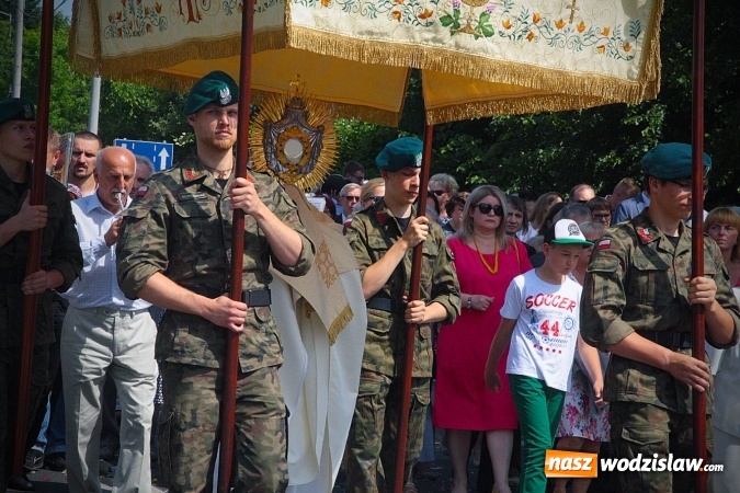 Zdjęcie w galerii na portalu naszwodzislaw.com: Wodzisław: setki wiernych na procesji Bożego Ciała. FOTORELACJA wiadomości z regionu