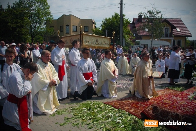 Zdjęcie w galerii na portalu naszwodzislaw.com: Wodzisław: setki wiernych na procesji Bożego Ciała. FOTORELACJA wiadomości z regionu