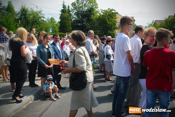 Zdjęcie w galerii na portalu naszwodzislaw.com: Wodzisław: setki wiernych na procesji Bożego Ciała. FOTORELACJA wiadomości z regionu