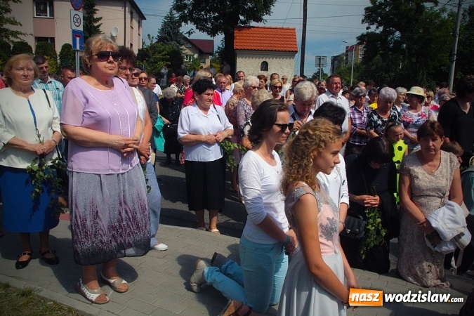 Zdjęcie w galerii na portalu naszwodzislaw.com: Wodzisław: setki wiernych na procesji Bożego Ciała. FOTORELACJA wiadomości z regionu