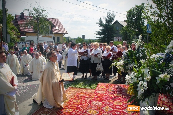 Zdjęcie w galerii na portalu naszwodzislaw.com: Wodzisław: setki wiernych na procesji Bożego Ciała. FOTORELACJA wiadomości z regionu