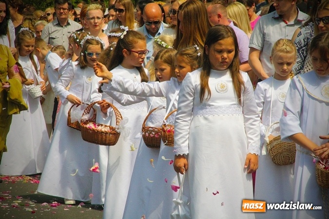 Zdjęcie w galerii na portalu naszwodzislaw.com: Wodzisław: setki wiernych na procesji Bożego Ciała. FOTORELACJA wiadomości z regionu