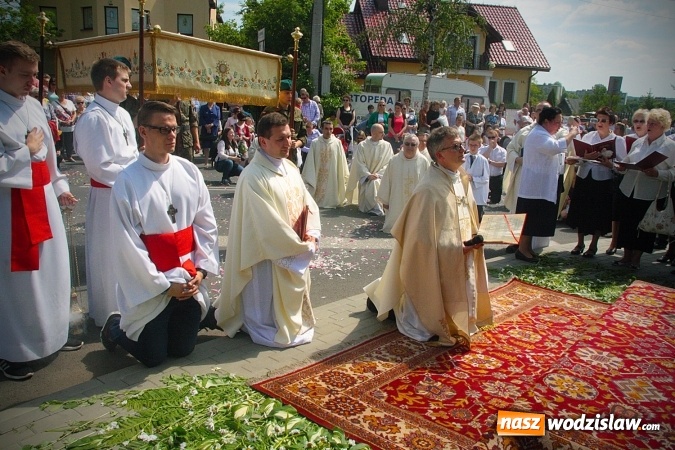 Zdjęcie w galerii na portalu naszwodzislaw.com: Wodzisław: setki wiernych na procesji Bożego Ciała. FOTORELACJA wiadomości z regionu