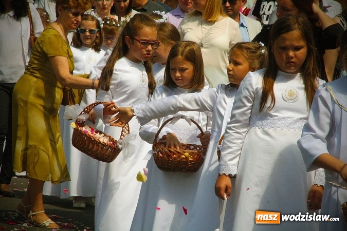 Zdjęcie w galerii na portalu naszwodzislaw.com: Wodzisław: setki wiernych na procesji Bożego Ciała. FOTORELACJA wiadomości z regionu