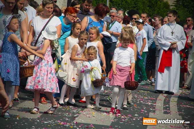 Zdjęcie w galerii na portalu naszwodzislaw.com: Wodzisław: setki wiernych na procesji Bożego Ciała. FOTORELACJA wiadomości z regionu
