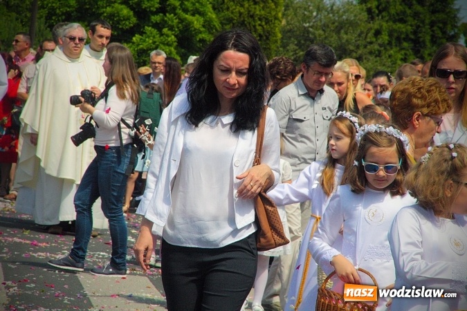 Zdjęcie w galerii na portalu naszwodzislaw.com: Wodzisław: setki wiernych na procesji Bożego Ciała. FOTORELACJA wiadomości z regionu