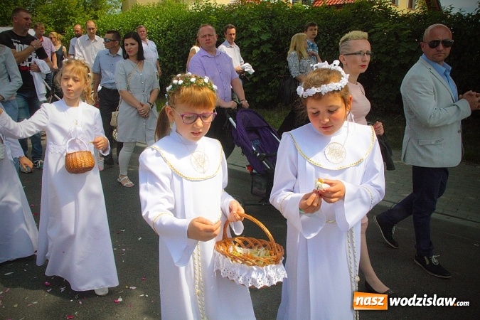 Zdjęcie w galerii na portalu naszwodzislaw.com: Wodzisław: setki wiernych na procesji Bożego Ciała. FOTORELACJA wiadomości z regionu