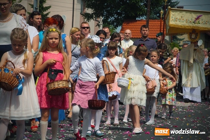 Zdjęcie w galerii na portalu naszwodzislaw.com: Wodzisław: setki wiernych na procesji Bożego Ciała. FOTORELACJA wiadomości z regionu
