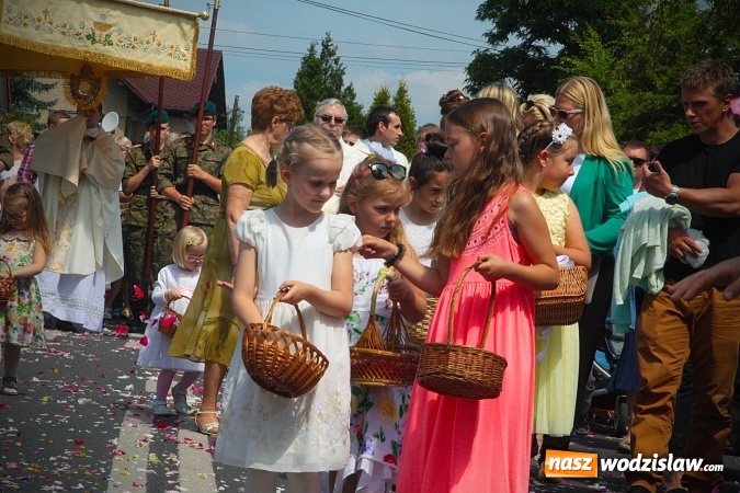 Zdjęcie w galerii na portalu naszwodzislaw.com: Wodzisław: setki wiernych na procesji Bożego Ciała. FOTORELACJA wiadomości z regionu