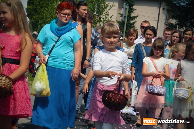 Zdjęcie w galerii na portalu naszwodzislaw.com: Wodzisław: setki wiernych na procesji Bożego Ciała. FOTORELACJA wiadomości z regionu