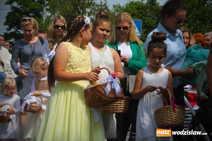 Zdjęcie w galerii na portalu naszwodzislaw.com: Wodzisław: setki wiernych na procesji Bożego Ciała. FOTORELACJA wiadomości z regionu