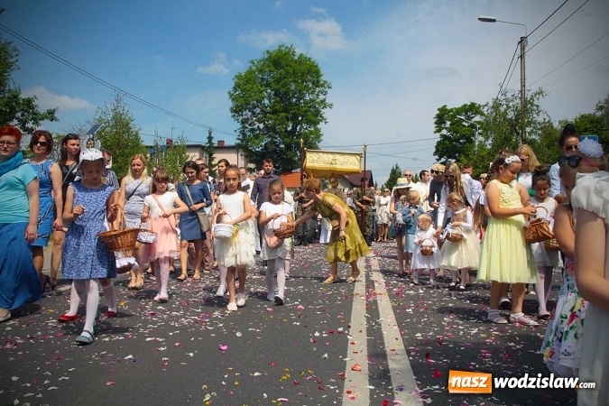 Zdjęcie w galerii na portalu naszwodzislaw.com: Wodzisław: setki wiernych na procesji Bożego Ciała. FOTORELACJA wiadomości z regionu