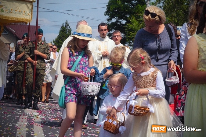Zdjęcie w galerii na portalu naszwodzislaw.com: Wodzisław: setki wiernych na procesji Bożego Ciała. FOTORELACJA wiadomości z regionu