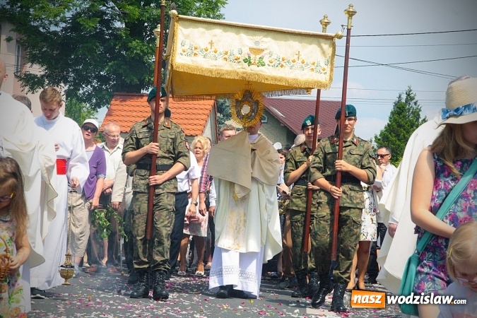 Zdjęcie w galerii na portalu naszwodzislaw.com: Wodzisław: setki wiernych na procesji Bożego Ciała. FOTORELACJA wiadomości z regionu