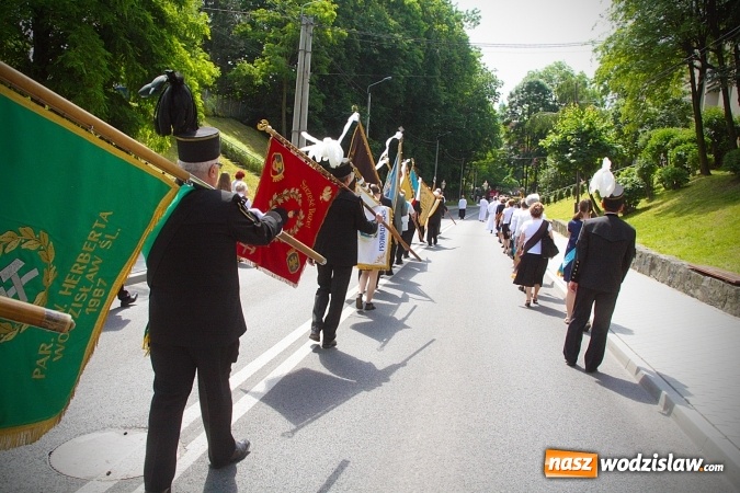 Zdjęcie w galerii na portalu naszwodzislaw.com: Wodzisław: setki wiernych na procesji Bożego Ciała. FOTORELACJA wiadomości z regionu