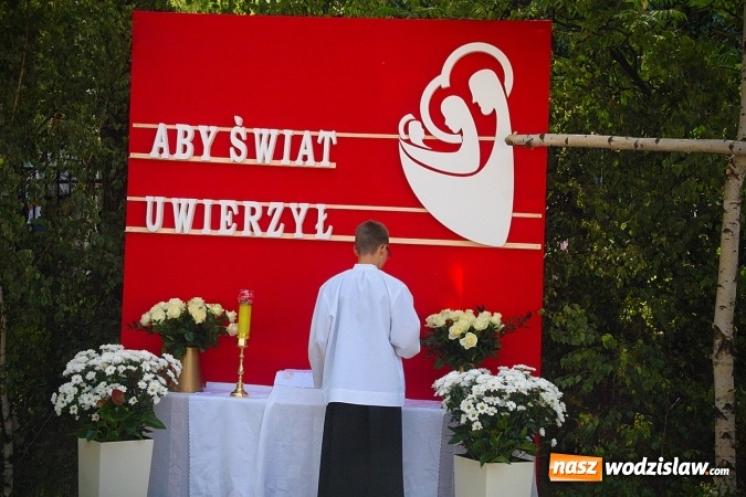 Zdjęcie w galerii na portalu naszwodzislaw.com: Wodzisław: setki wiernych na procesji Bożego Ciała. FOTORELACJA wiadomości z regionu