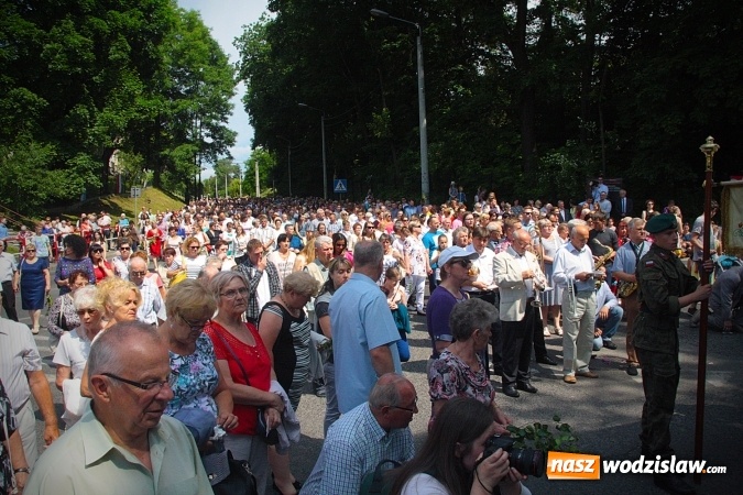 Zdjęcie w galerii na portalu naszwodzislaw.com: Wodzisław: setki wiernych na procesji Bożego Ciała. FOTORELACJA wiadomości z regionu