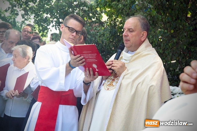 Zdjęcie w galerii na portalu naszwodzislaw.com: Wodzisław: setki wiernych na procesji Bożego Ciała. FOTORELACJA wiadomości z regionu