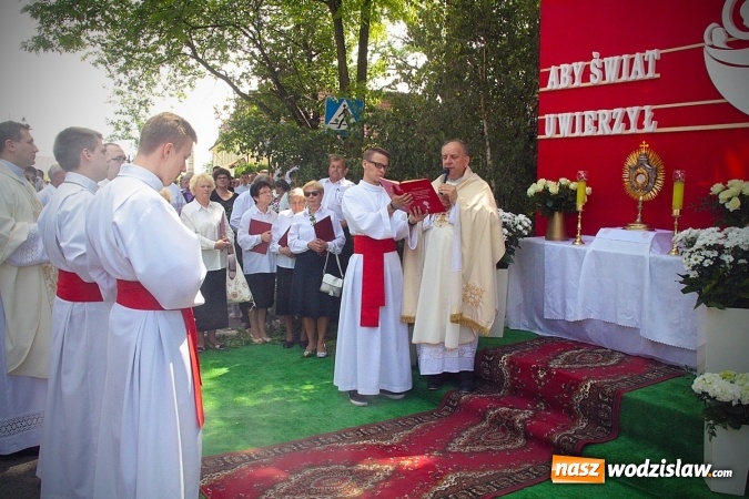 Zdjęcie w galerii na portalu naszwodzislaw.com: Wodzisław: setki wiernych na procesji Bożego Ciała. FOTORELACJA wiadomości z regionu