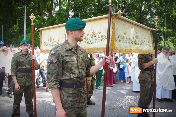 Zdjęcie w galerii na portalu naszwodzislaw.com: Wodzisław: setki wiernych na procesji Bożego Ciała. FOTORELACJA wiadomości z regionu