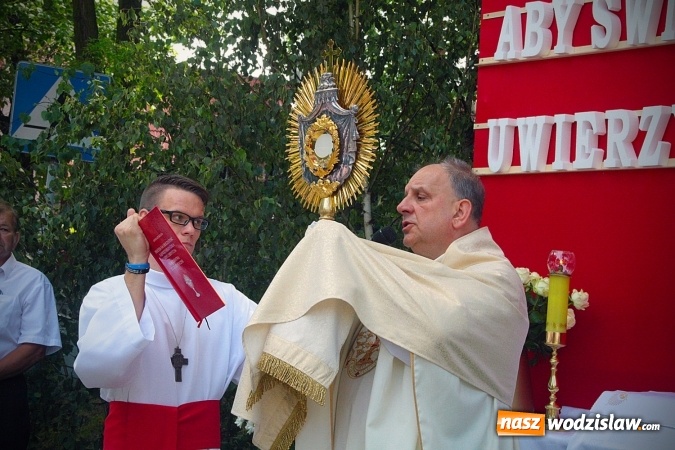 Zdjęcie w galerii na portalu naszwodzislaw.com: Wodzisław: setki wiernych na procesji Bożego Ciała. FOTORELACJA wiadomości z regionu
