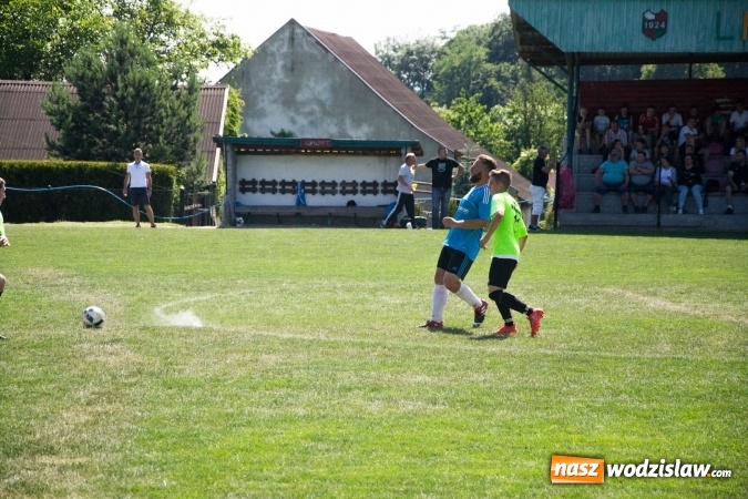 Zdjęcie w galerii na portalu naszwodzislaw.com: Gorzyce wygrały z Krzanowicami. Czarni coraz bliżej awansu! wiadomości z regionu