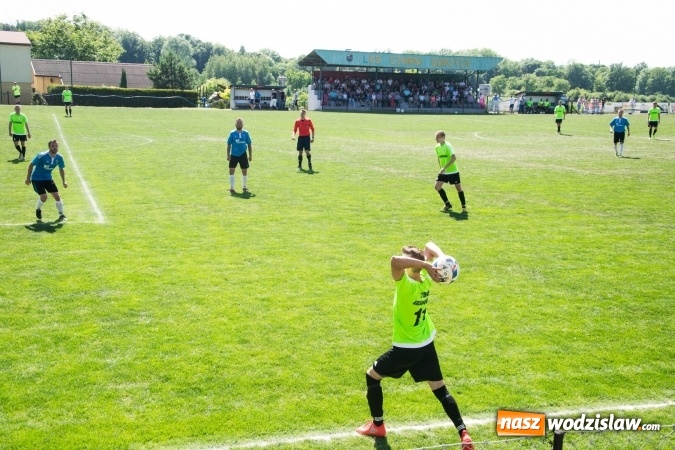 Zdjęcie w galerii na portalu naszwodzislaw.com: Gorzyce wygrały z Krzanowicami. Czarni coraz bliżej awansu! wiadomości z regionu