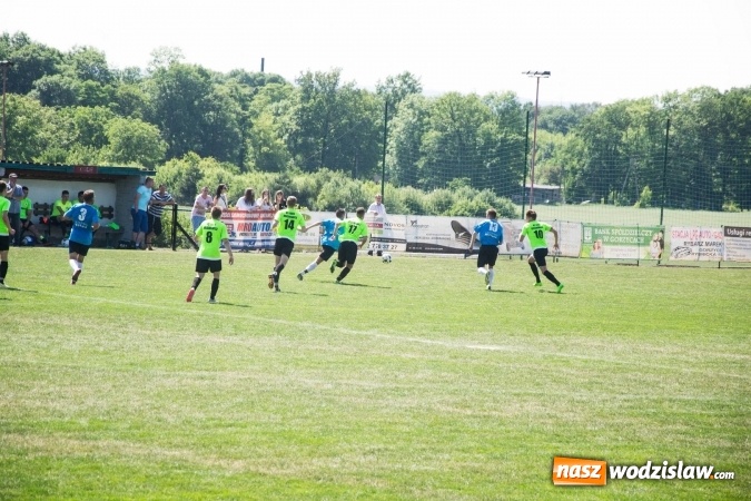 Zdjęcie w galerii na portalu naszwodzislaw.com: Gorzyce wygrały z Krzanowicami. Czarni coraz bliżej awansu! wiadomości z regionu