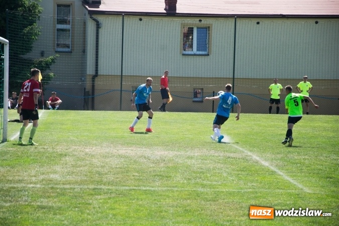 Zdjęcie w galerii na portalu naszwodzislaw.com: Gorzyce wygrały z Krzanowicami. Czarni coraz bliżej awansu! wiadomości z regionu