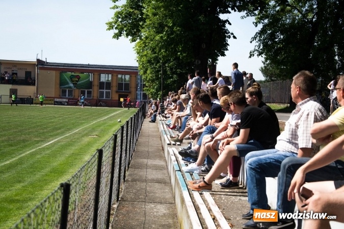 Zdjęcie w galerii na portalu naszwodzislaw.com: Gorzyce wygrały z Krzanowicami. Czarni coraz bliżej awansu! wiadomości z regionu