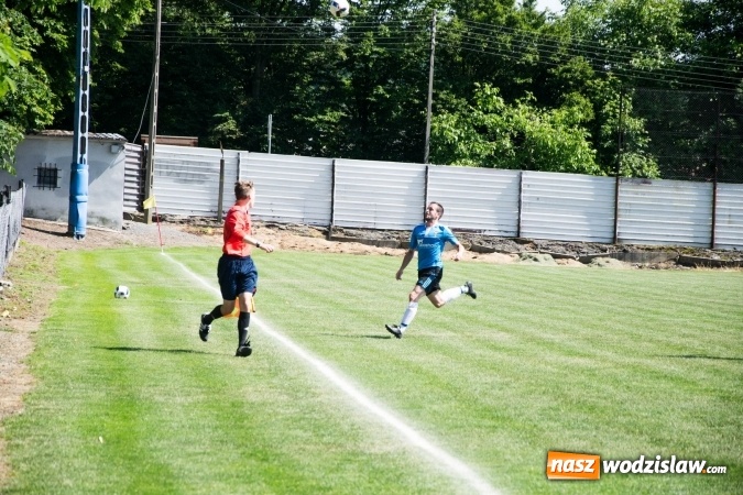 Zdjęcie w galerii na portalu naszwodzislaw.com: Gorzyce wygrały z Krzanowicami. Czarni coraz bliżej awansu! wiadomości z regionu