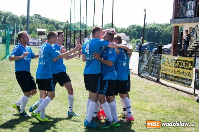 Zdjęcie w galerii na portalu naszwodzislaw.com: Gorzyce wygrały z Krzanowicami. Czarni coraz bliżej awansu! wiadomości z regionu