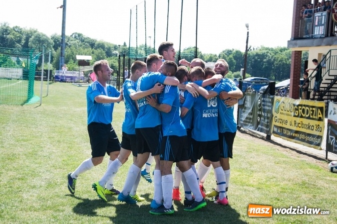 Zdjęcie w galerii na portalu naszwodzislaw.com: Gorzyce wygrały z Krzanowicami. Czarni coraz bliżej awansu! wiadomości z regionu
