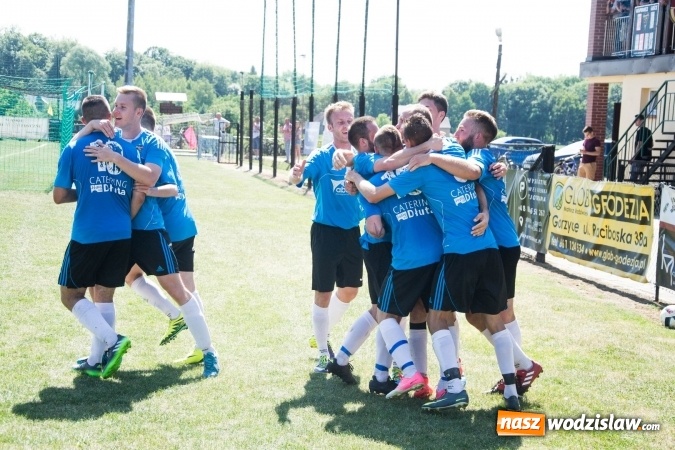 Zdjęcie w galerii na portalu naszwodzislaw.com: Gorzyce wygrały z Krzanowicami. Czarni coraz bliżej awansu! wiadomości z regionu