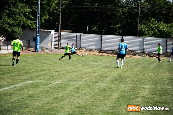 Zdjęcie w galerii na portalu naszwodzislaw.com: Gorzyce wygrały z Krzanowicami. Czarni coraz bliżej awansu! wiadomości z regionu