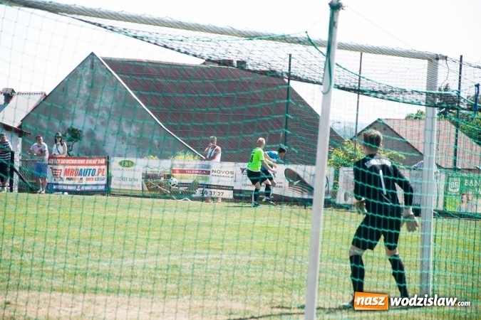 Zdjęcie w galerii na portalu naszwodzislaw.com: Gorzyce wygrały z Krzanowicami. Czarni coraz bliżej awansu! wiadomości z regionu