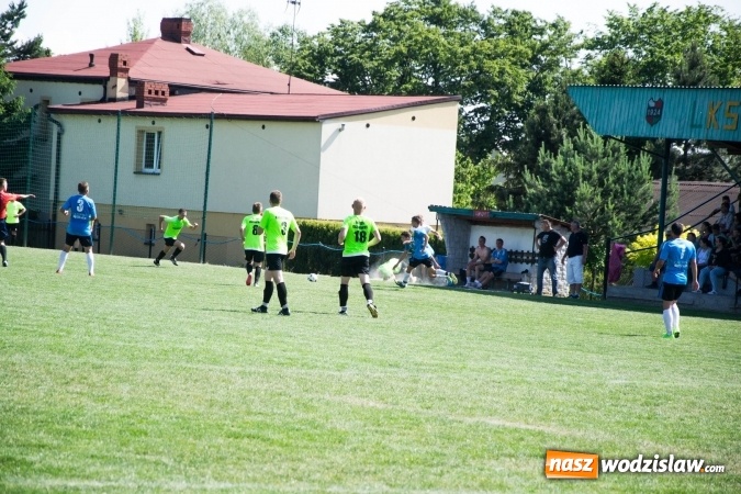 Zdjęcie w galerii na portalu naszwodzislaw.com: Gorzyce wygrały z Krzanowicami. Czarni coraz bliżej awansu! wiadomości z regionu